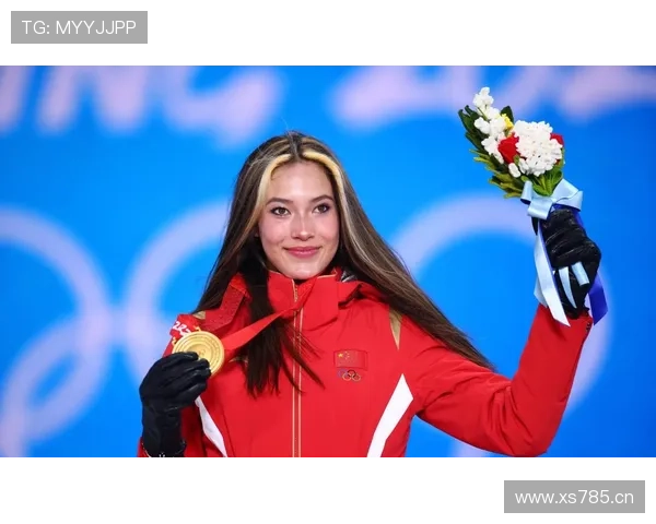 谷爱凌机场随手一站就像走秀，我这几百块羽绒服瞬间黯淡